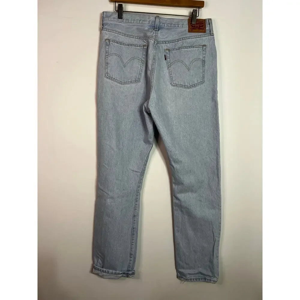 Levi's 501 90s jeans in a light stonewash. Size 33
